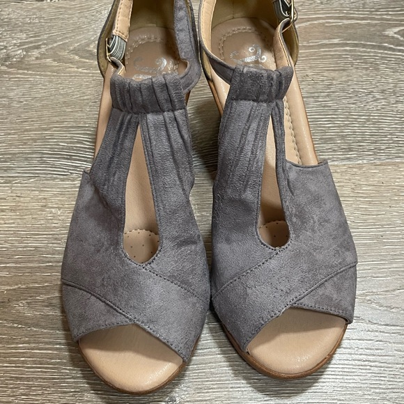 JG Journee Wedge Heal Gray Suede-like material size 6.5 Shoes - Picture 3 of 4